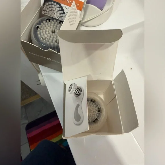 Clarisonic Plus Lavender Cleansing Device - Picture 4 of 7